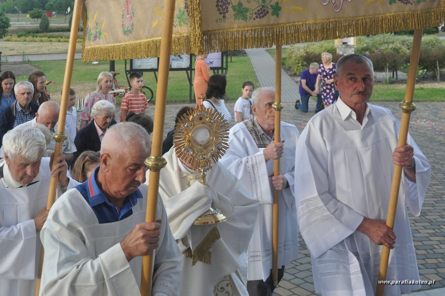 76 Procesja eucharystyczna.jpg